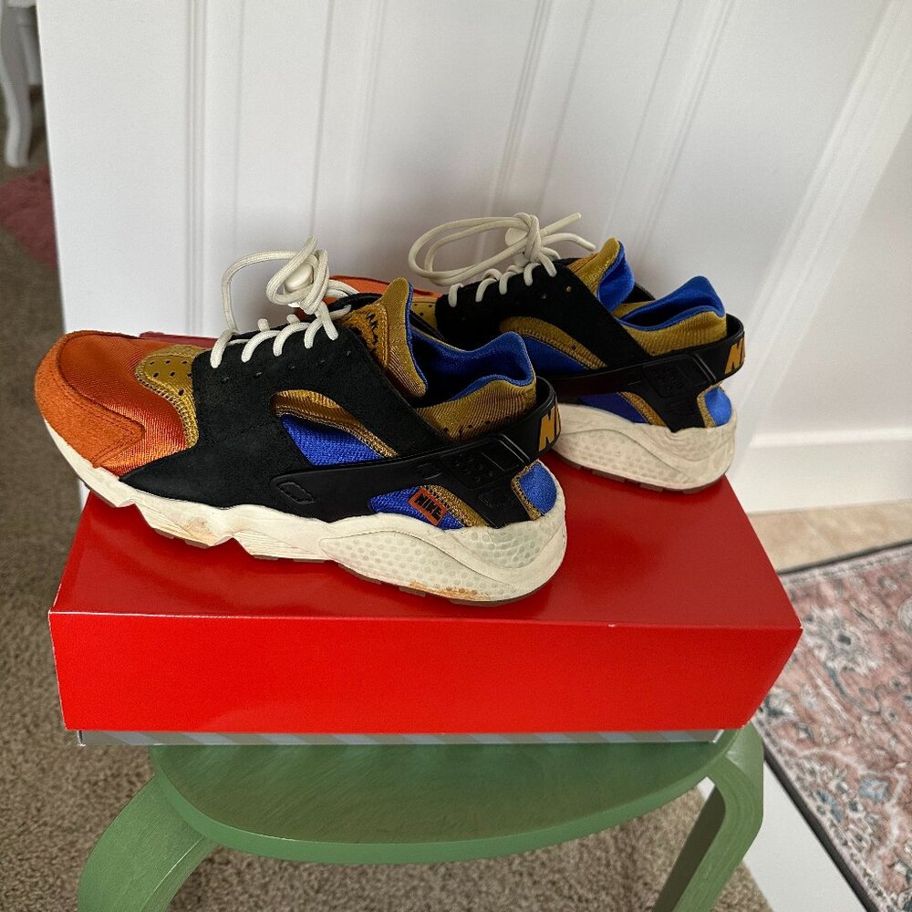 Nike women’s Air Huarache ‘ACG Inspired’, Sz 8.5. Goldtone/Black Coconut Milk